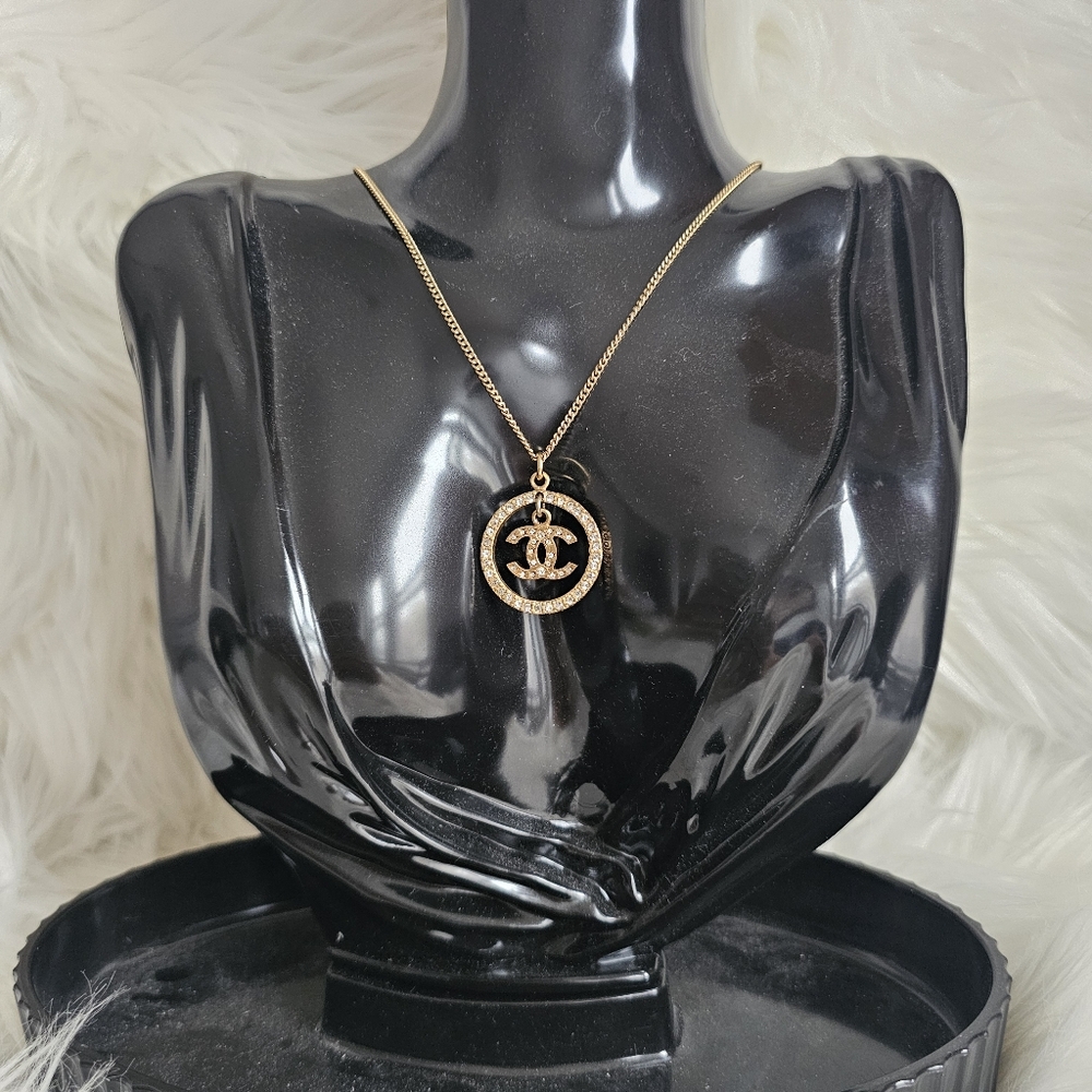 ✨ CHANEL Crystal Necklace ✨ - Picture 5 of 8